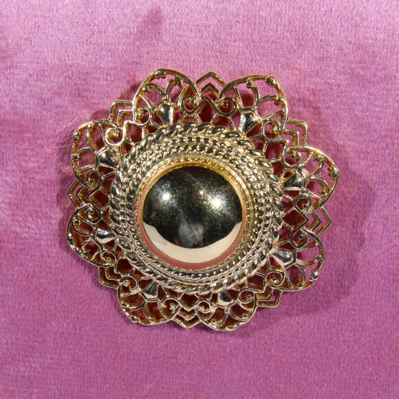 Vintage Trifari Gold-Plated Brooch - Picture 2 of 5